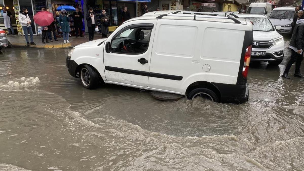 İstanbul’da sağanak yağış: Yollar göle döndü, trafik durma noktasına geldi
