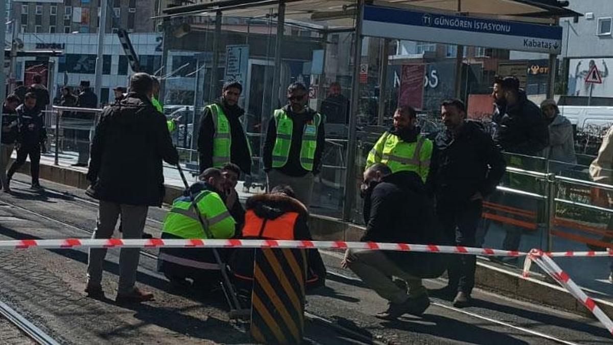Güngören'de tramvay raydan çıktı seferler durdu