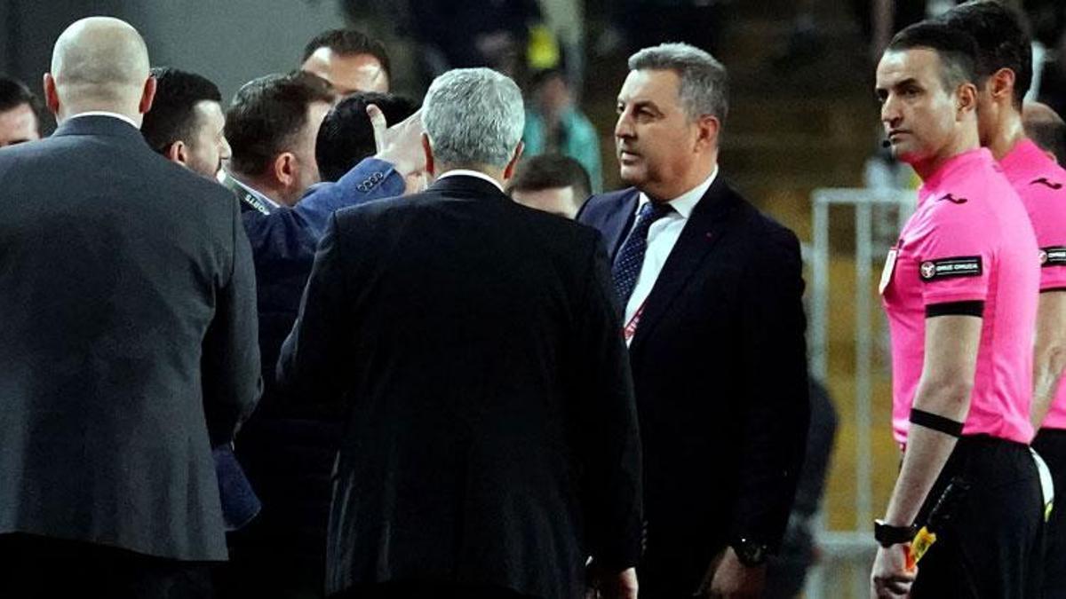 Fenerbahçe - Ankaragücü maçında yüksek tansiyon! Jorge Jesus ve yöneticilerden hakeme sert tepki