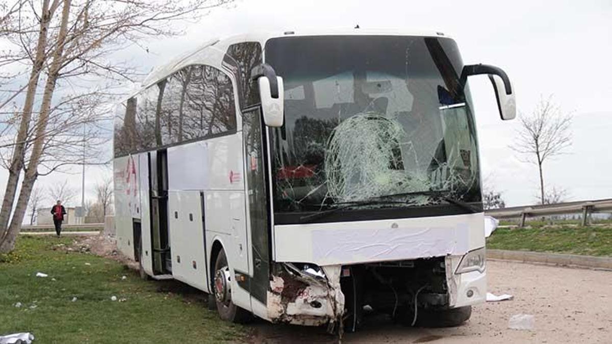 Yolcu otobüsü, beton blok ve bariyerlere çarptı: 17 yaralı