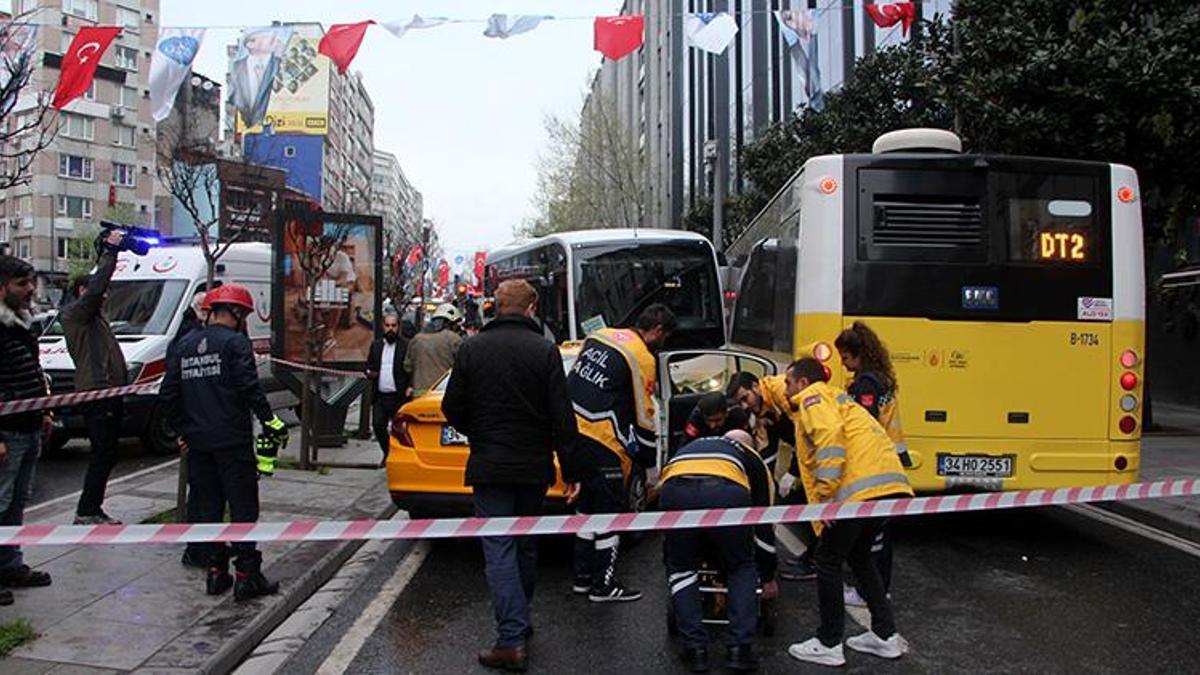 Şişli'de servis minibüsü önce iki İETT otobüsüne ardından taksiye çarptı