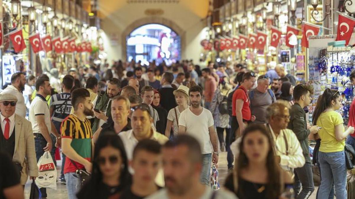 Lokumlar 50, şekerler 100, çikolatalar 300 lira... Tezgahlarda bayram şenliği