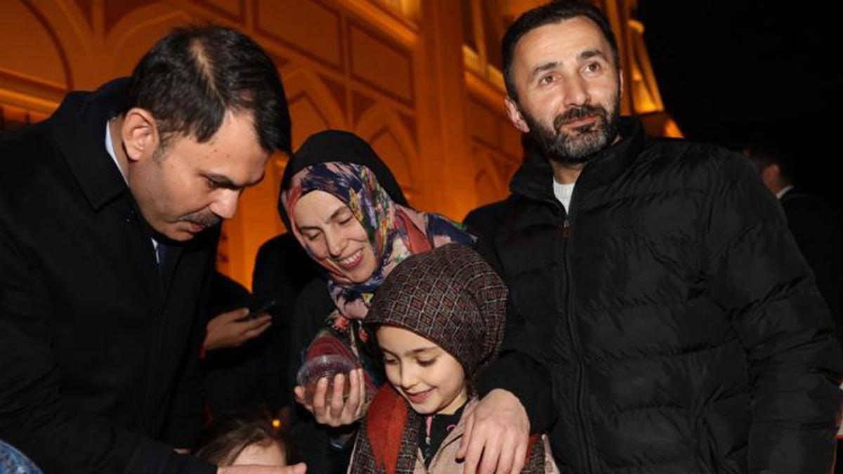 Bakan Kurum, teravih namazı sonrası vatandaşlarla bir araya geldi