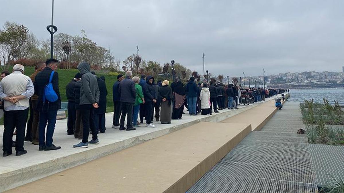 TCG Anadolu'ya 2. günde ziyaretçi akını: Metrelerce uzuklukta kuyruk oluştu