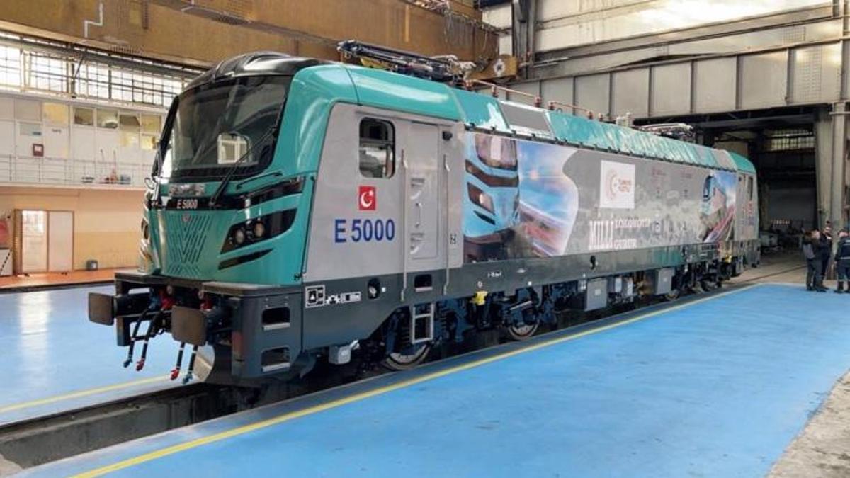 İlk yerli ve milli elektrikli anahat lokomotifi E5000 raylara iniyor