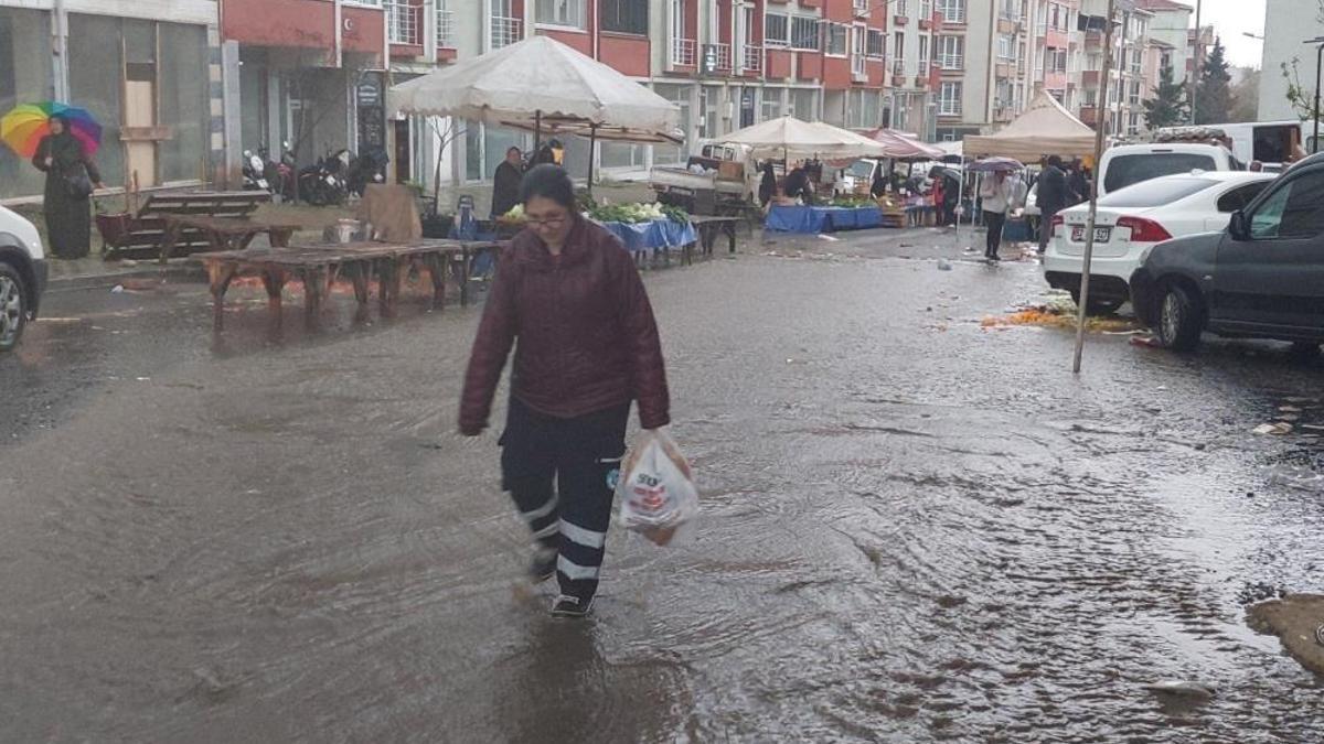 Şiddetli yağış: Sokaklar adeta dereye döndü