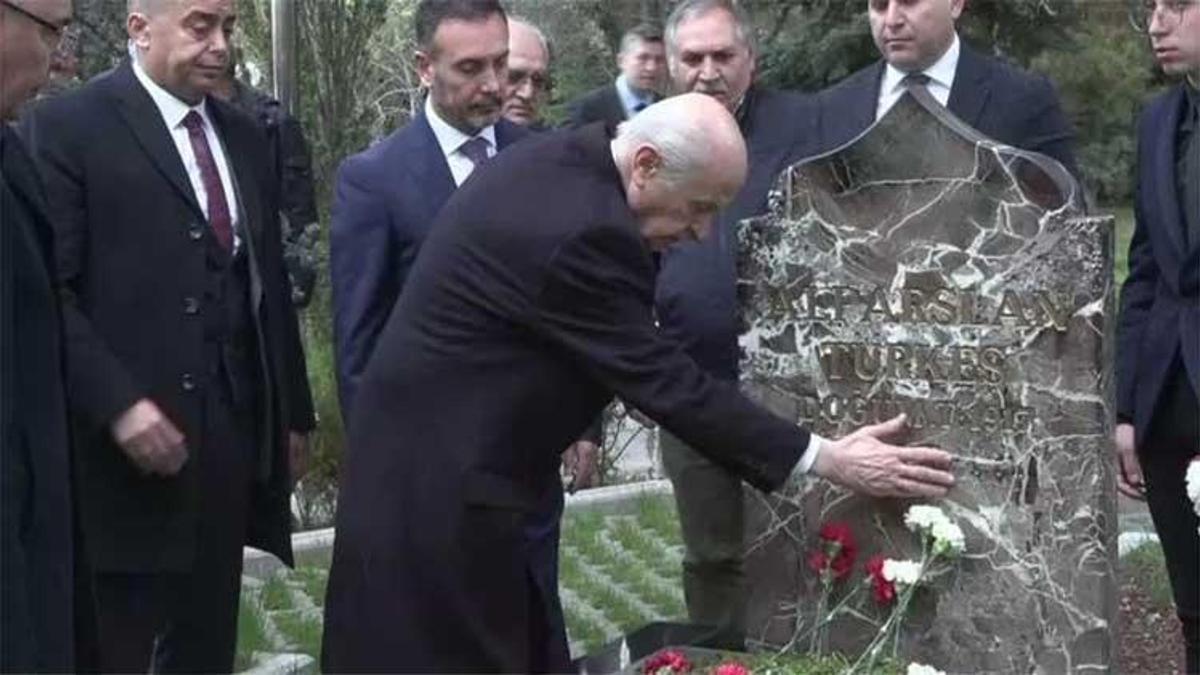 Devlet Bahçeli, Alparslan Türkeş'in kabrini ziyaret etti