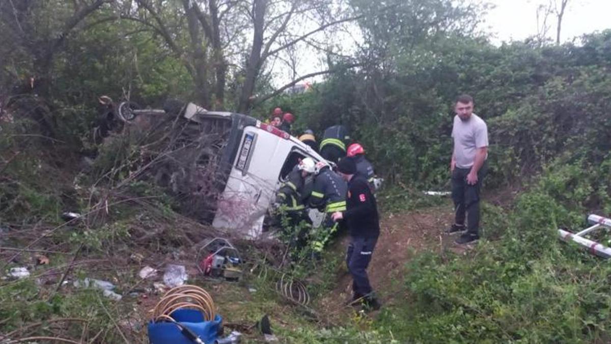 TEM'de servis minibüsü şarampole yuvarlandı: 14 kişi yaralandı