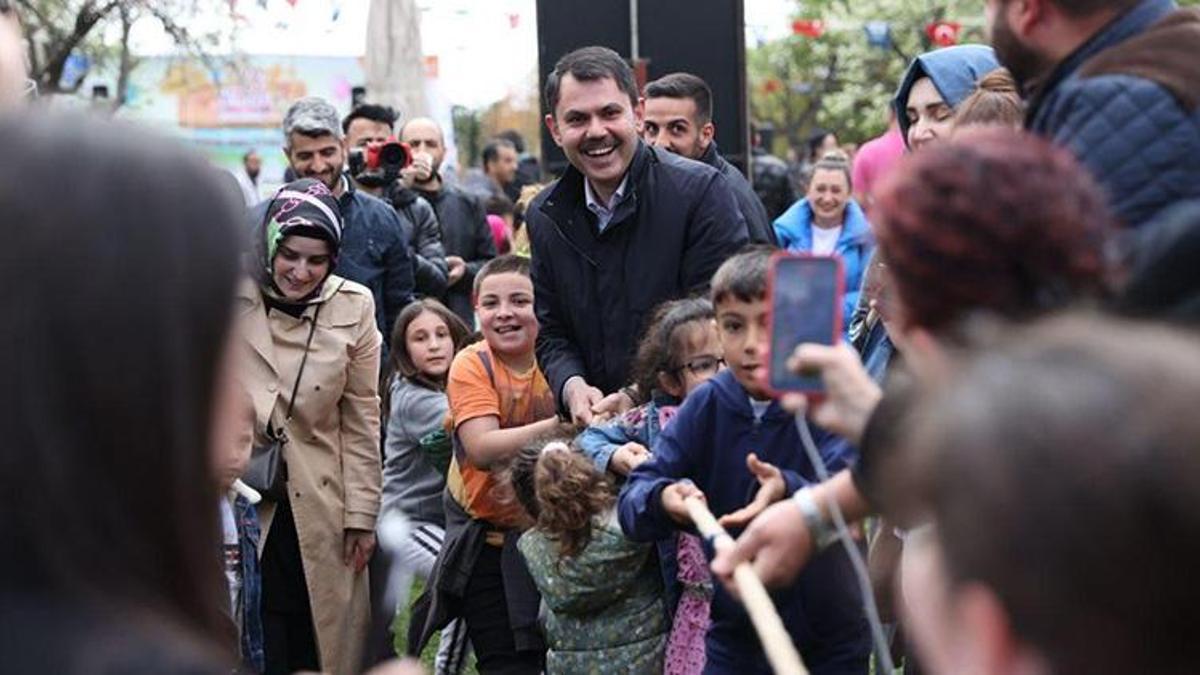 Bakan Kurum Üsküdar'da 23 Nisan şenliklerine katıldı