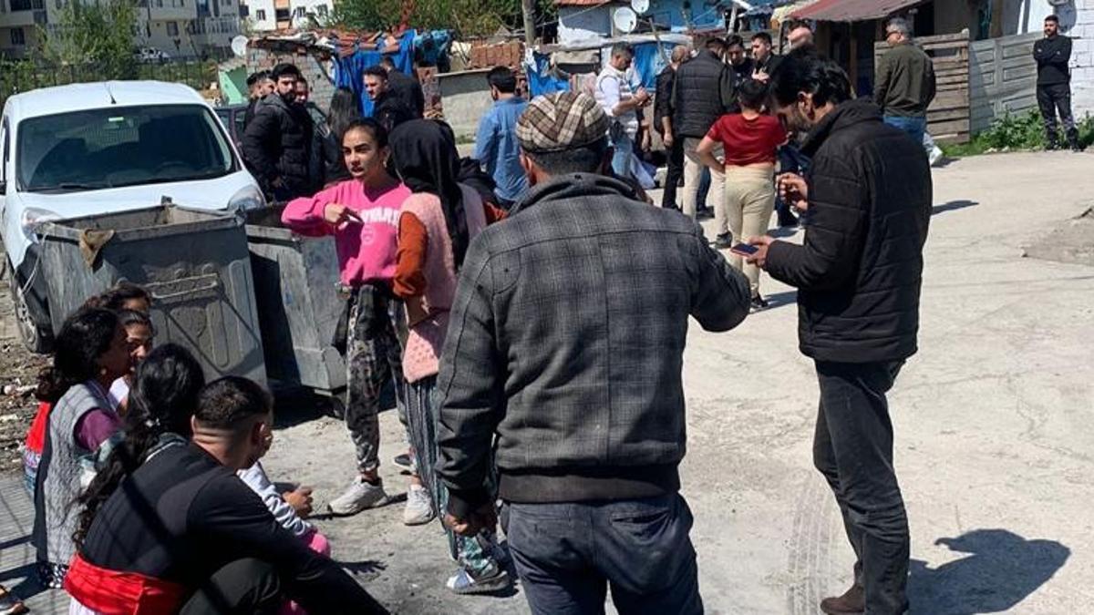 Çocuklara şeker dağıtan polisler kurşunlandı