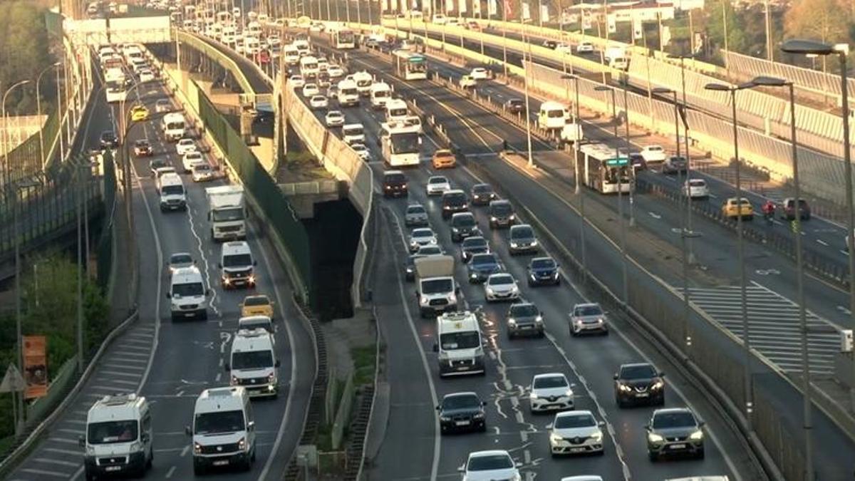 Haftanın ilk iş günü trafik yoğunluğu yaşanıyor