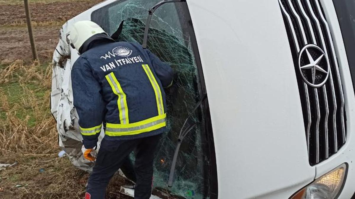 Van'da yolcu minibüsü devrildi; 12 İranlı yaralandı