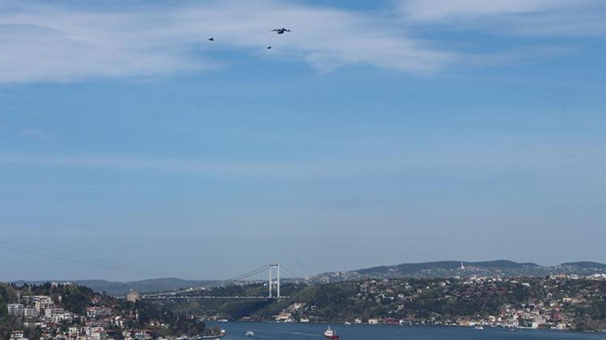Türk Hava Kuvvetleri uçaklarından İstanbul Boğazı'nda selamlama uçuşu