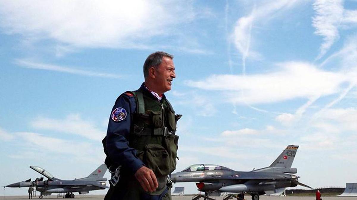 Bakan Akar'dan 'Dünya Pilotlar Günü' mesajı