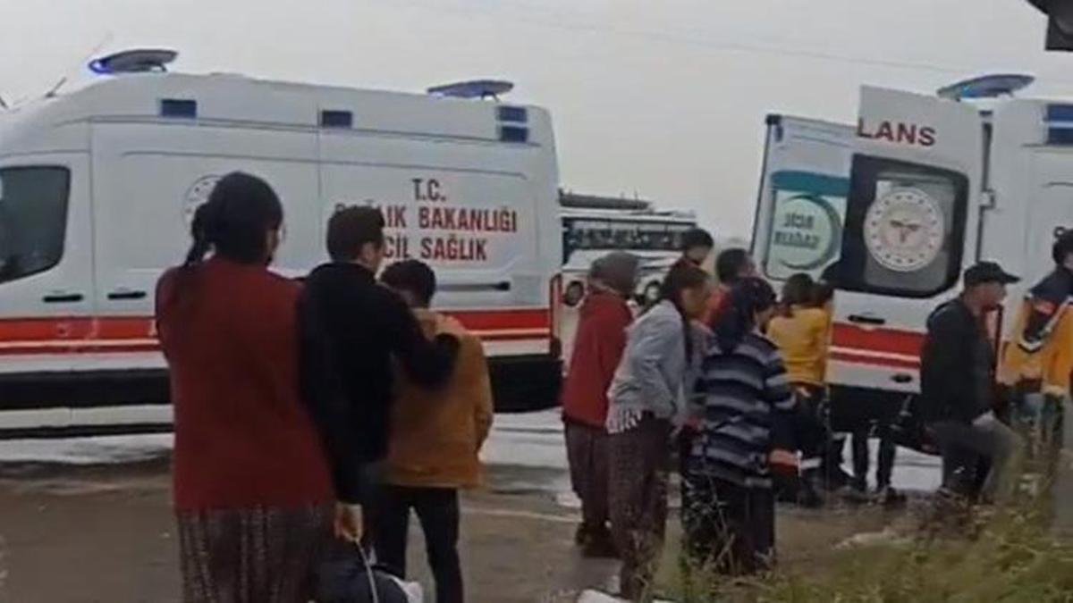 Adana'da tarım işçilerini taşıyan midibüs devrildi; 10 yaralı