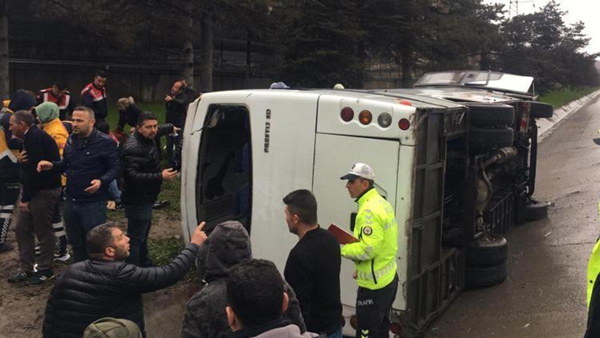 Isparta'da servis midibüsü devrildi; 17 yaralı
