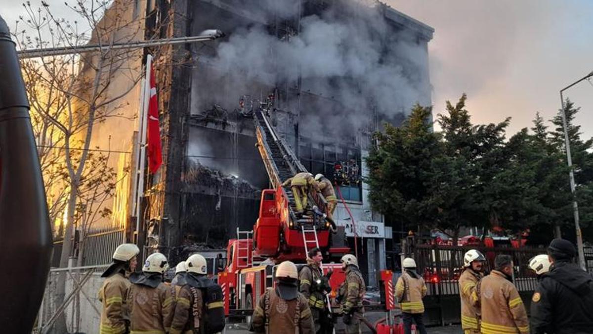 Akit Medya Grubu’nun bulunduğu binada çıkan yangın devam ediyor