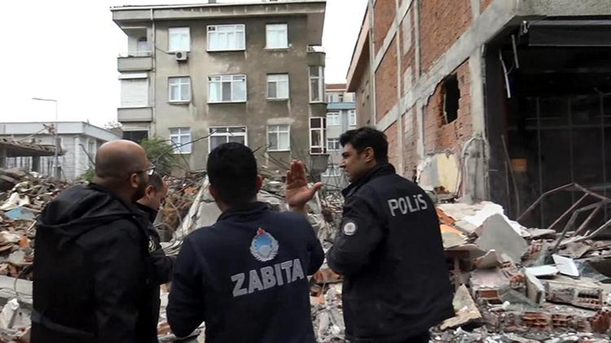 Avcılar'da bina yıkım sırasında çöktü! Bitişiğindeki bina ve iş yeri zarar gördü