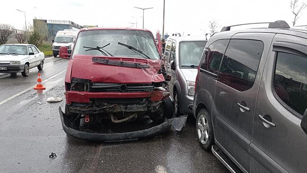 Yağışlı hava kazaları da beraberinde getirdi, 7 araç birbirine girdi
