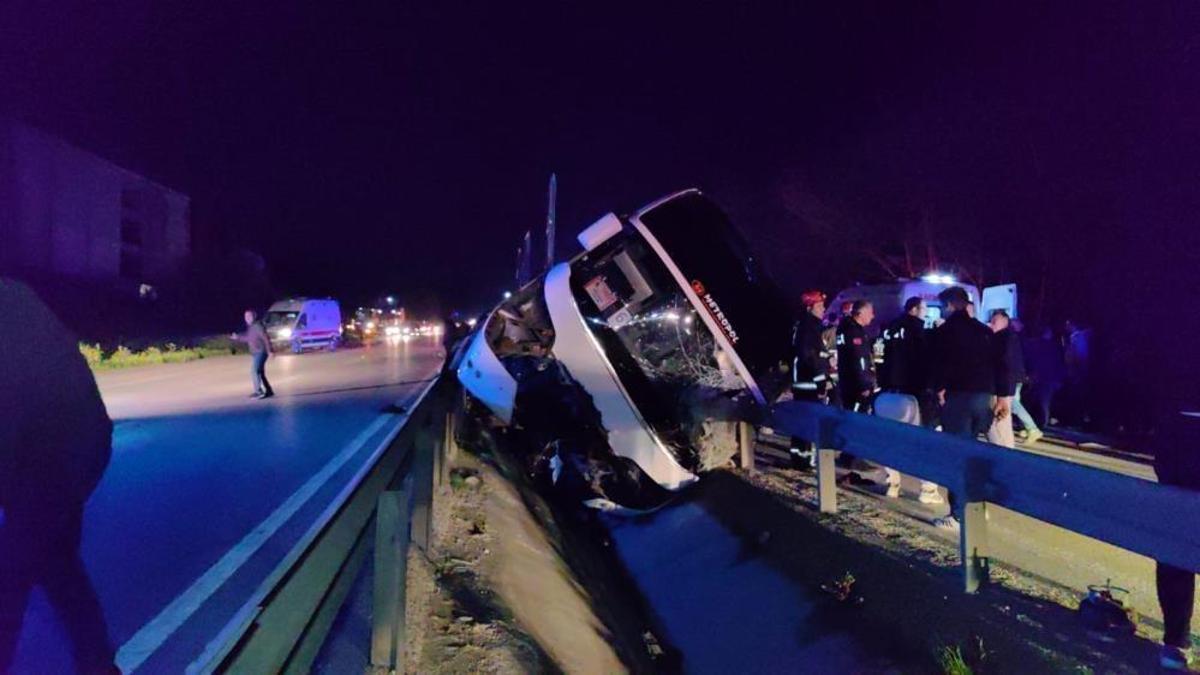 Bursa’da öğrencileri taşıyan tur otobüsü kaza yaptı: 3 kişi hayatını kaybetti