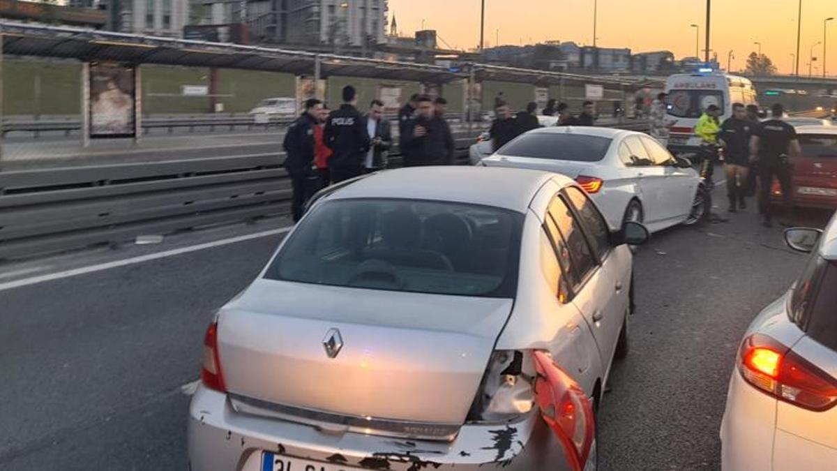 Zeytinburnu'nda 1 mayıs görevine giden polisler kaza yaptı
