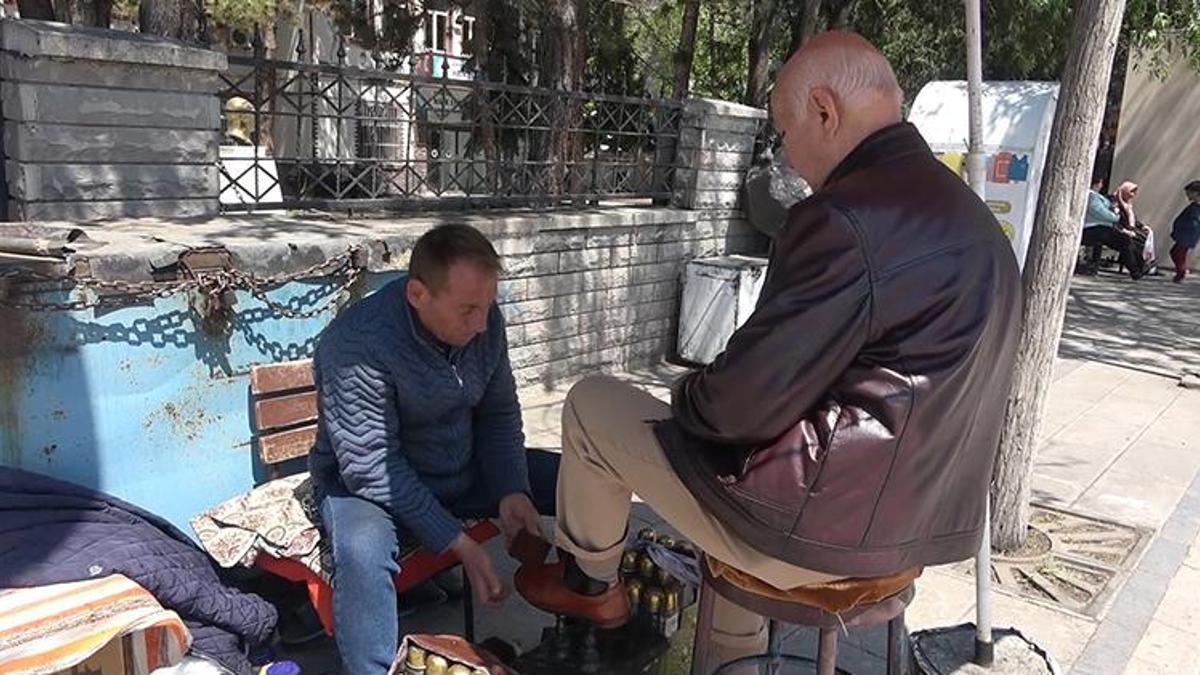 Çocuklarını ayakkabı boyayarak okuttu: 'Emeklilik yok, emeğimiz ile çalışıyoruz'