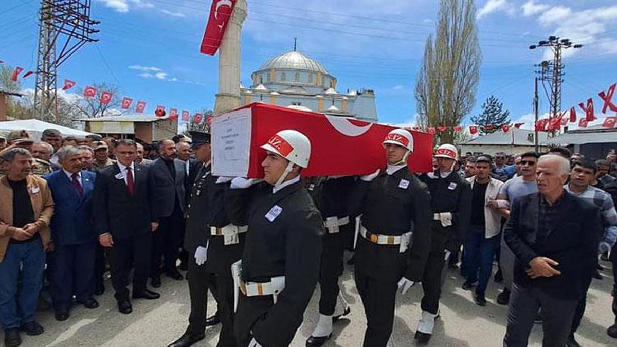 Şehit Koçak'a, nişanlısı ve annesinden el ele uğurlama