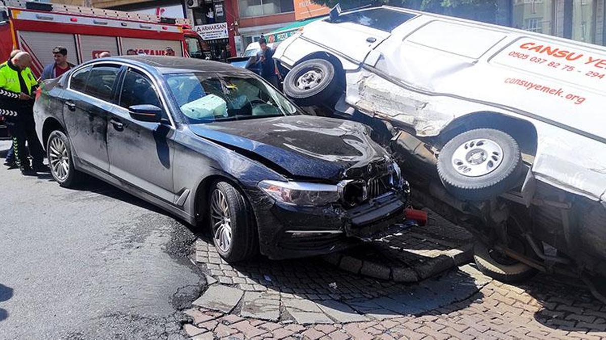 Kaldırımdaki kadına çarpıp iki araç arasında sıkıştırdı!