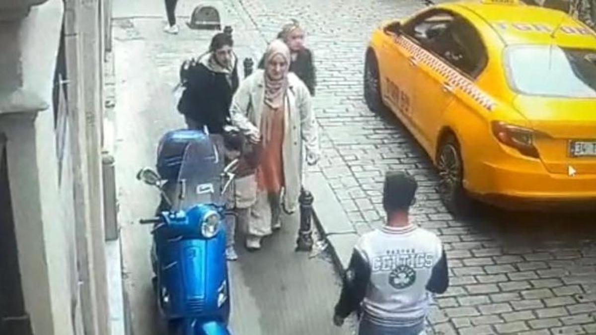 Beyoğlu’nda çocuğuyla yürürken cep telefonunu çaldılar