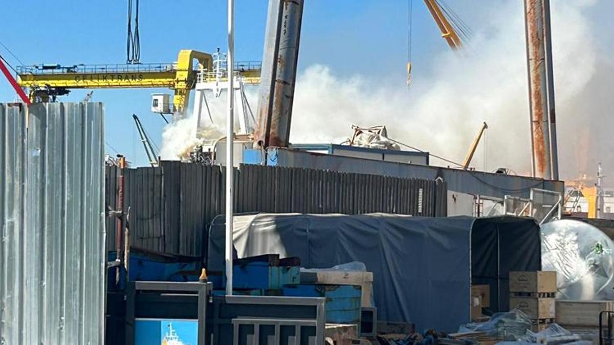 Tuzla’da kuru yük gemisinde yangın