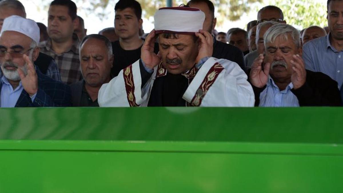 Eski eniştesinin öldürdüğü annesi ve kız kardeşinin cenaze namazını kıldırdı