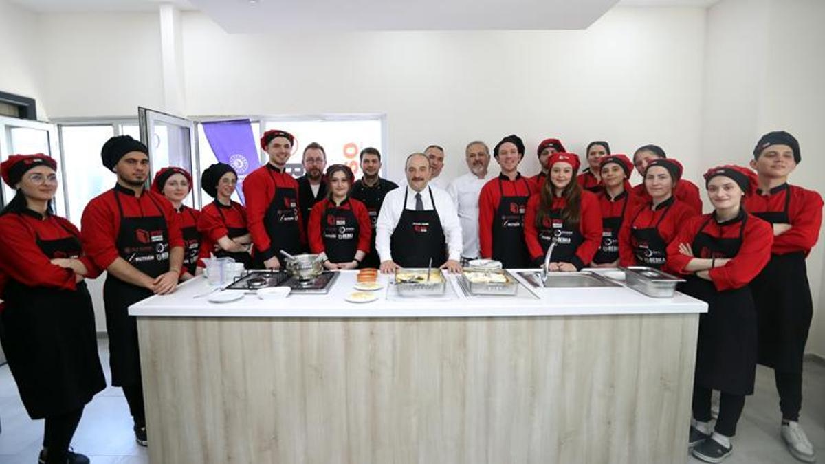 Bakan Varank mutfak’ta! Yeni şefler bu mutfaktan çıkacak