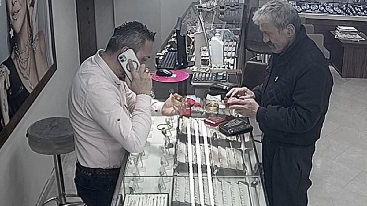 Telefon dolandırıcılarının ağına düşen vatandaşı kuyumcu kurtardı! 'Savcılıktan arıyoruz'