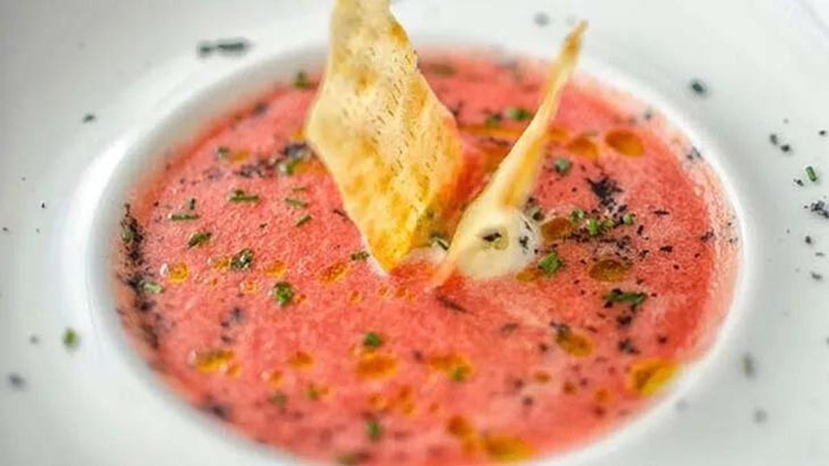 Bu çorba sıcak günlerde içeni mest ediyor! Gazpacho çorbası evde kolayca hazırlanıp, yudum yudum içiliyor!