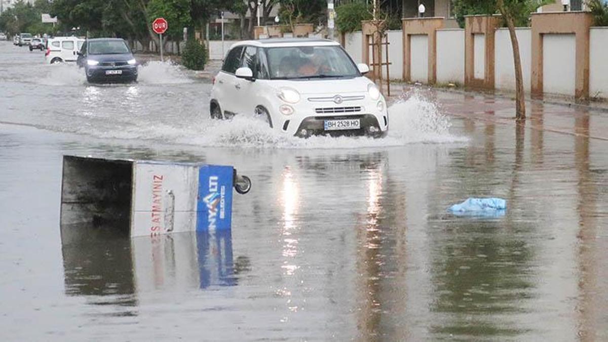 Antalya'da sağanak! Araçlar mahsur kaldı, rögar kapağı üstündeki asfalt kalktı