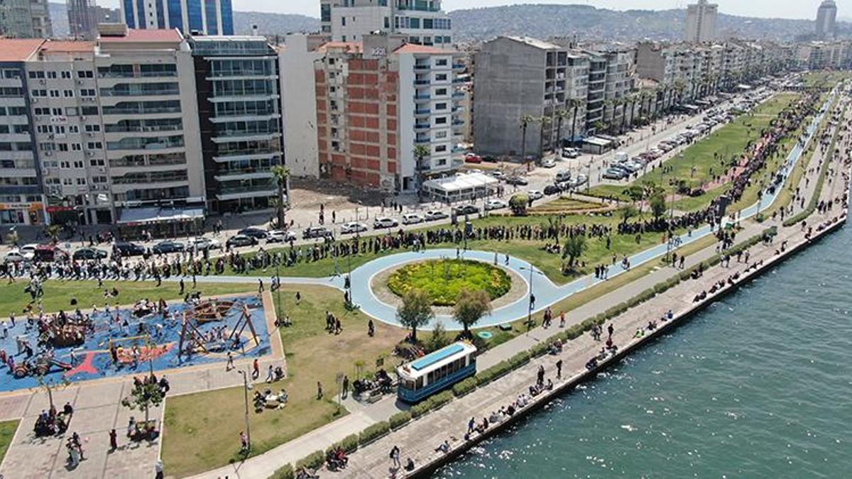 İzmir’de TCG Anadolu için kilometrelerce kuyruk oluştu