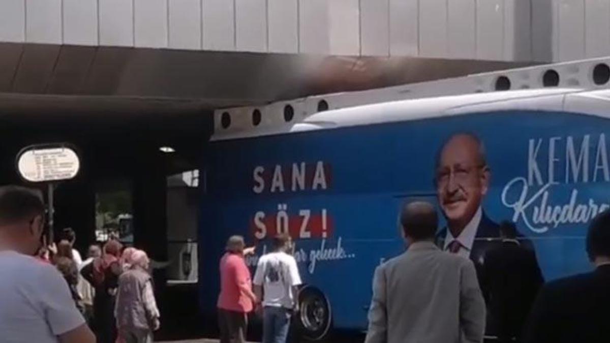 Ankara'da CHP seçim otobüsü köprüye sıkıştı