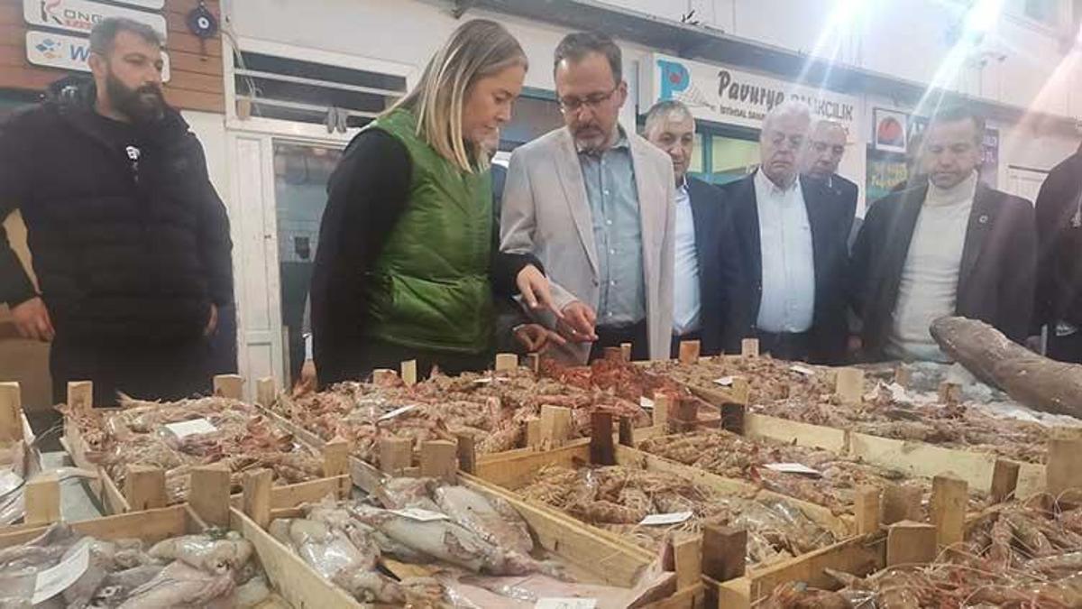 Bakan Kasapoğlu balıkçı esnafıyla bir araya geldi