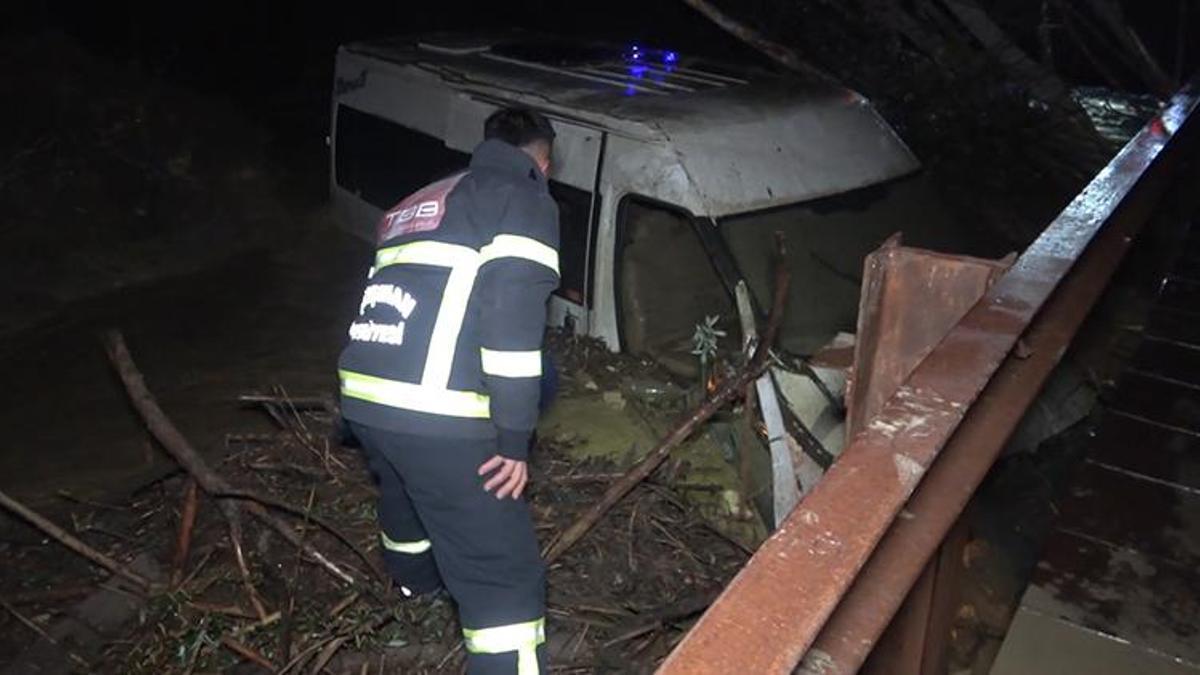 Gece vardiyasından dönen işçiler kabusu yaşadı! Suya kapılan 6 kişi ölümden döndü