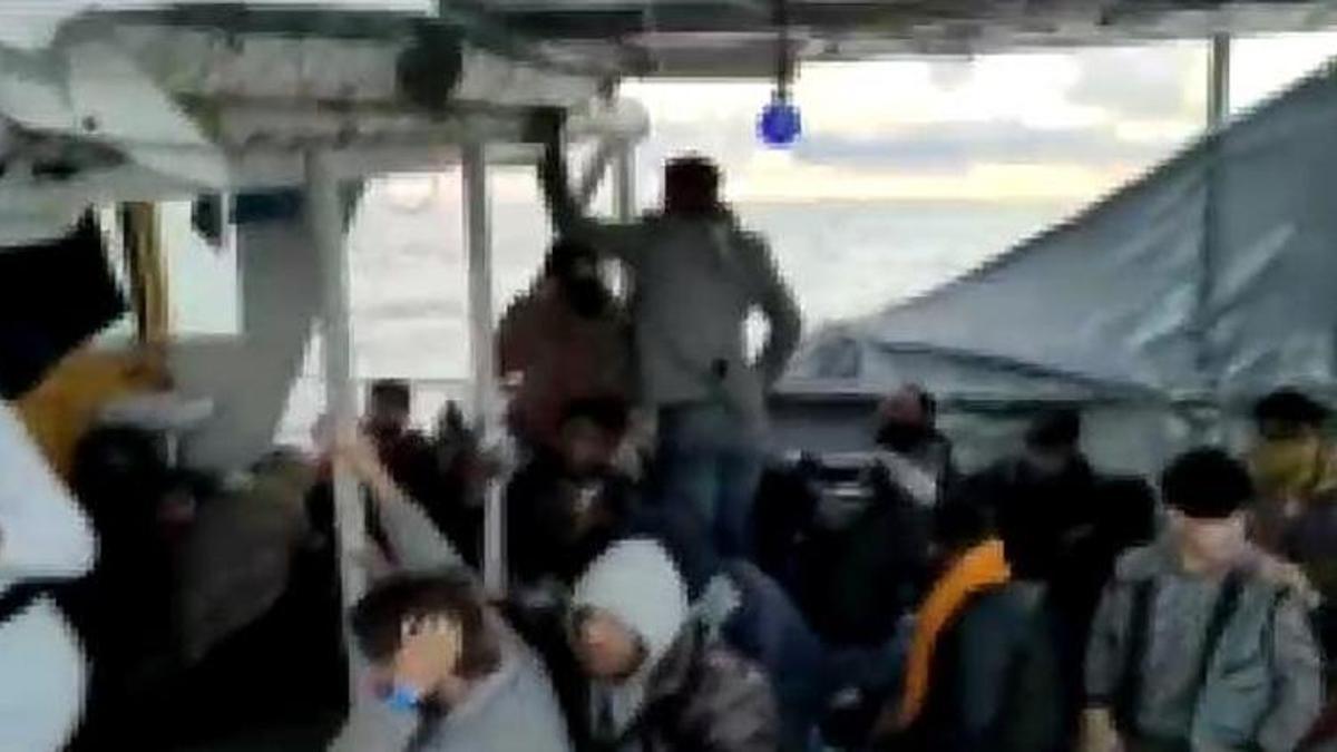 İstanbul'da kaçak göçmen operasyonu: Tekneleri batmak üzereyken kurtarıldılar