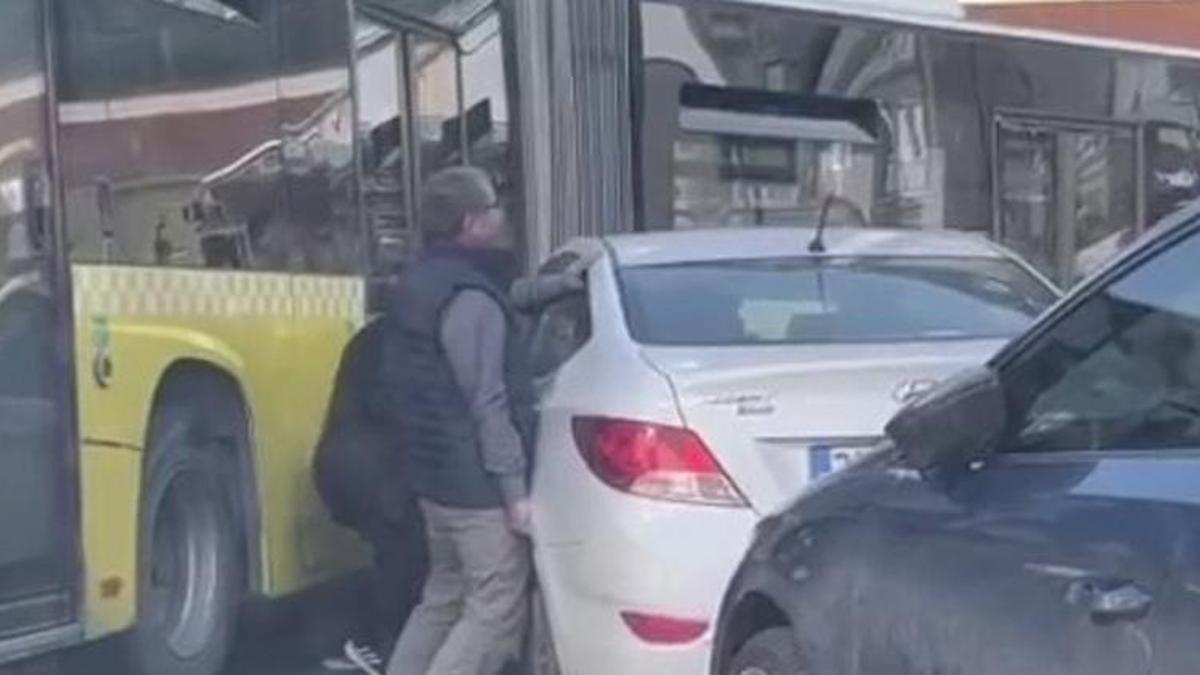 Hatalı park nedeniyle manevra yapamayan İETT otobüsü trafiğe neden oldu