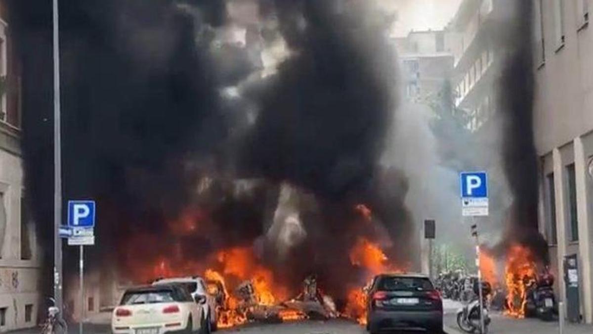 İtalya'da patlama: Çok sayıda araç alev aldı