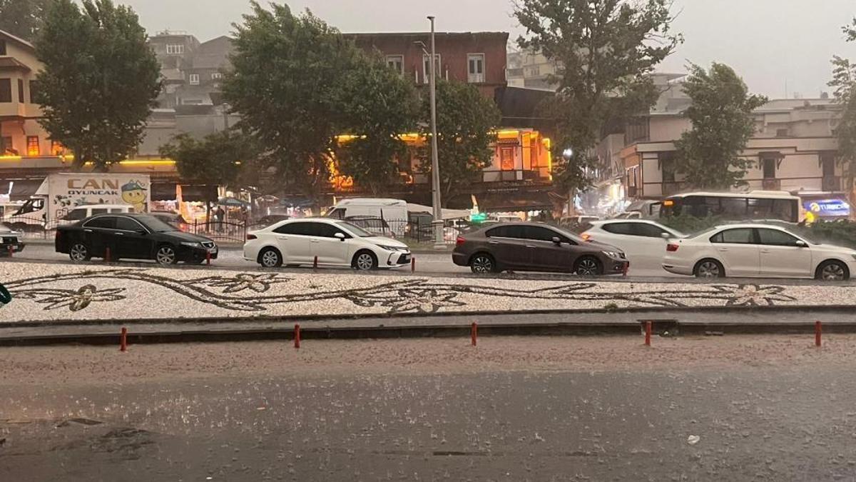 Ankara'da sağanak yağış su baskınlarına neden oldu
