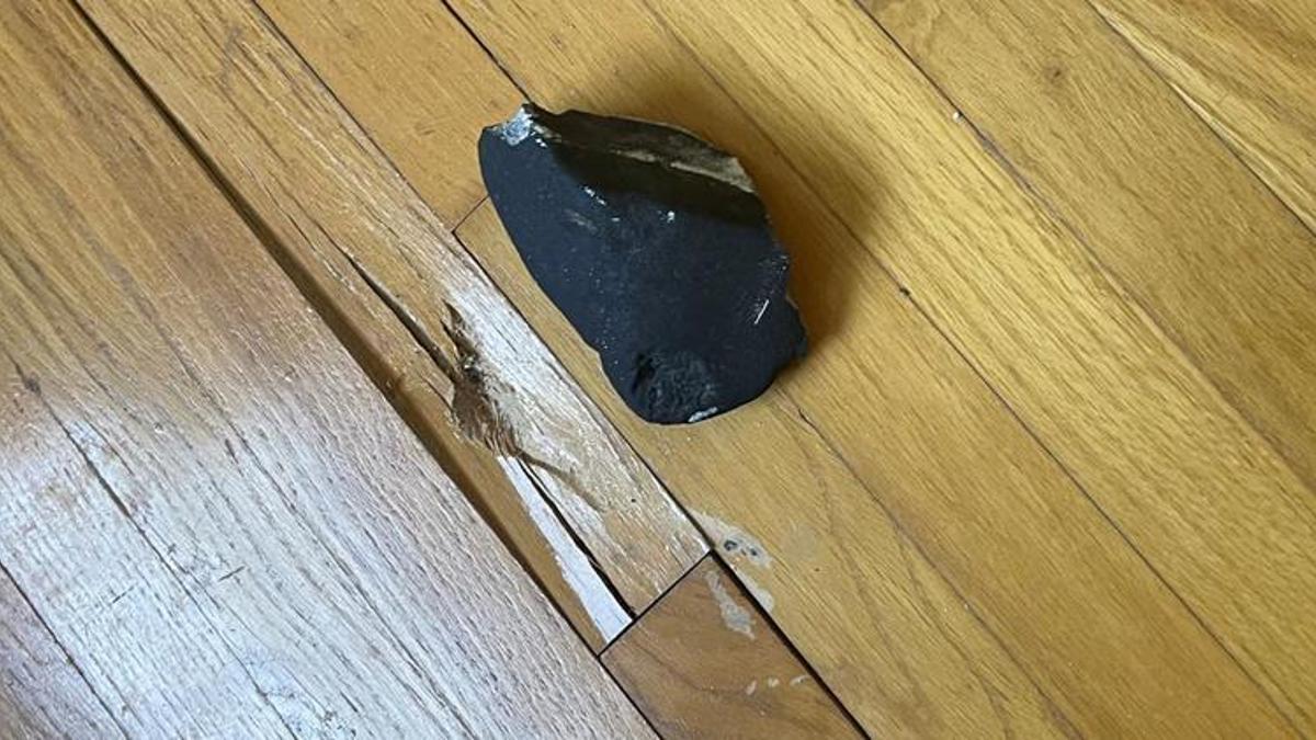 Evin damını delerek içeri düşen cismin, 4,5 milyar yıllık bir göktaşı olduğu doğrulandı