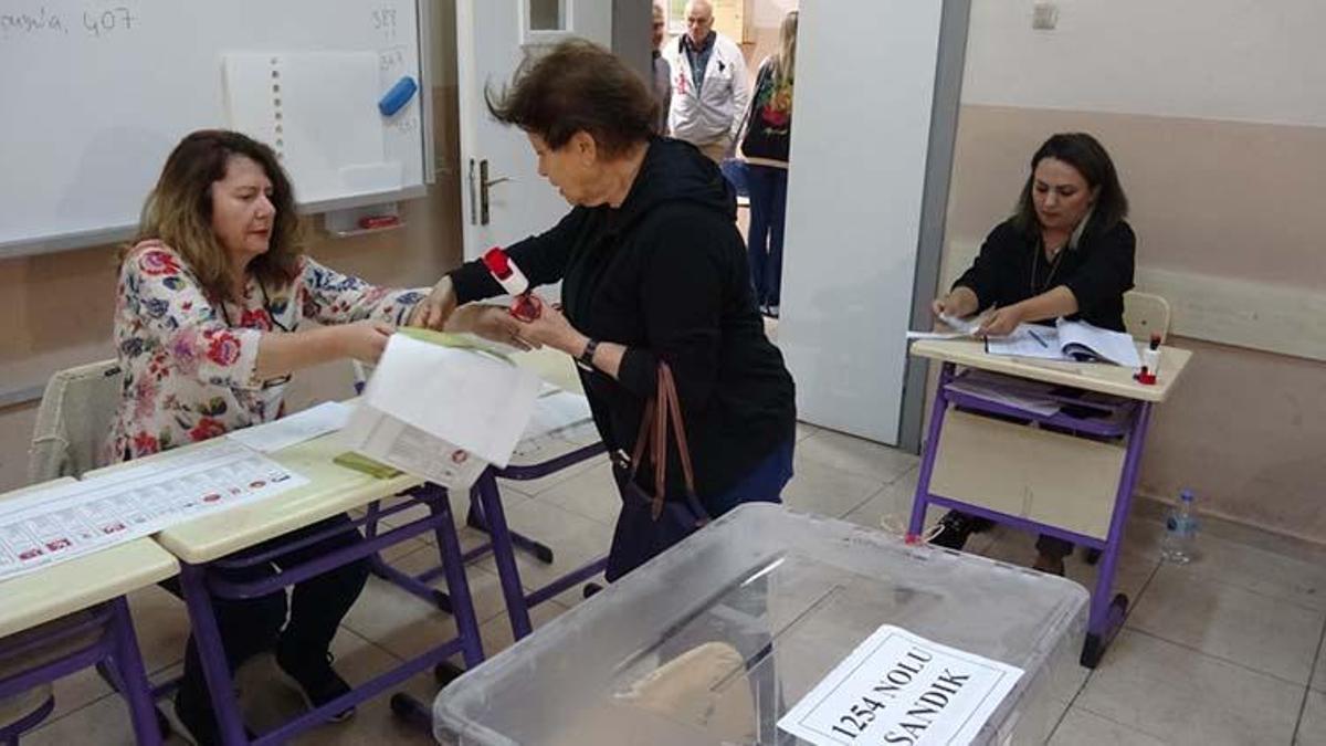 İzmir'de seçmenler oy kullanmaya başladı