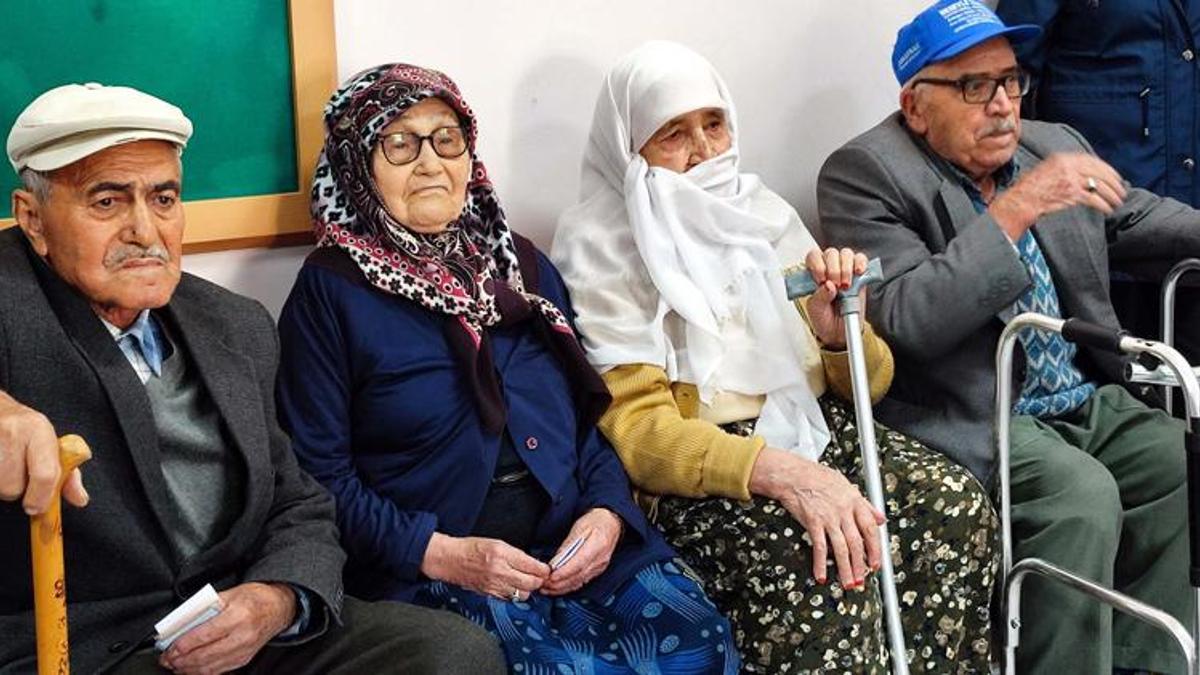Oy vermeye bastonları ve tekerlekli sandalyelerle geldiler