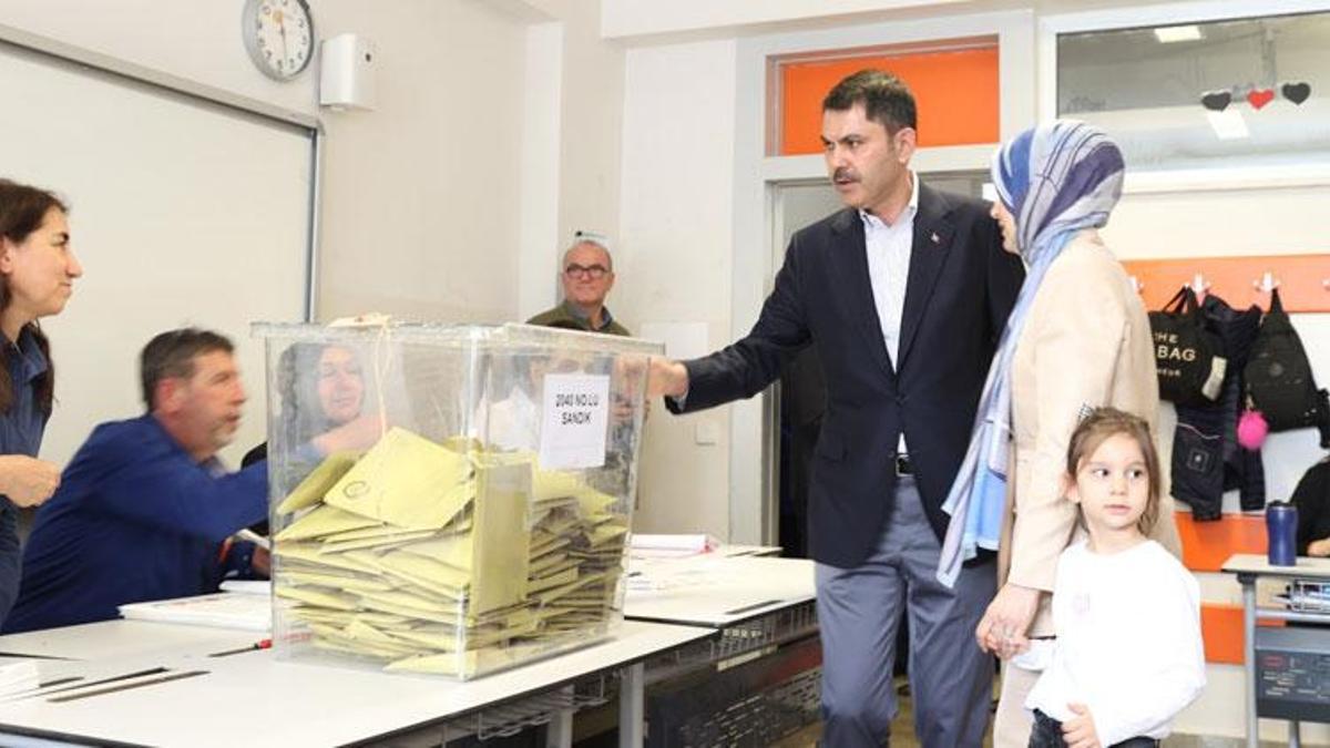 Bakan Kurum Ataşehir’de oy kullandı