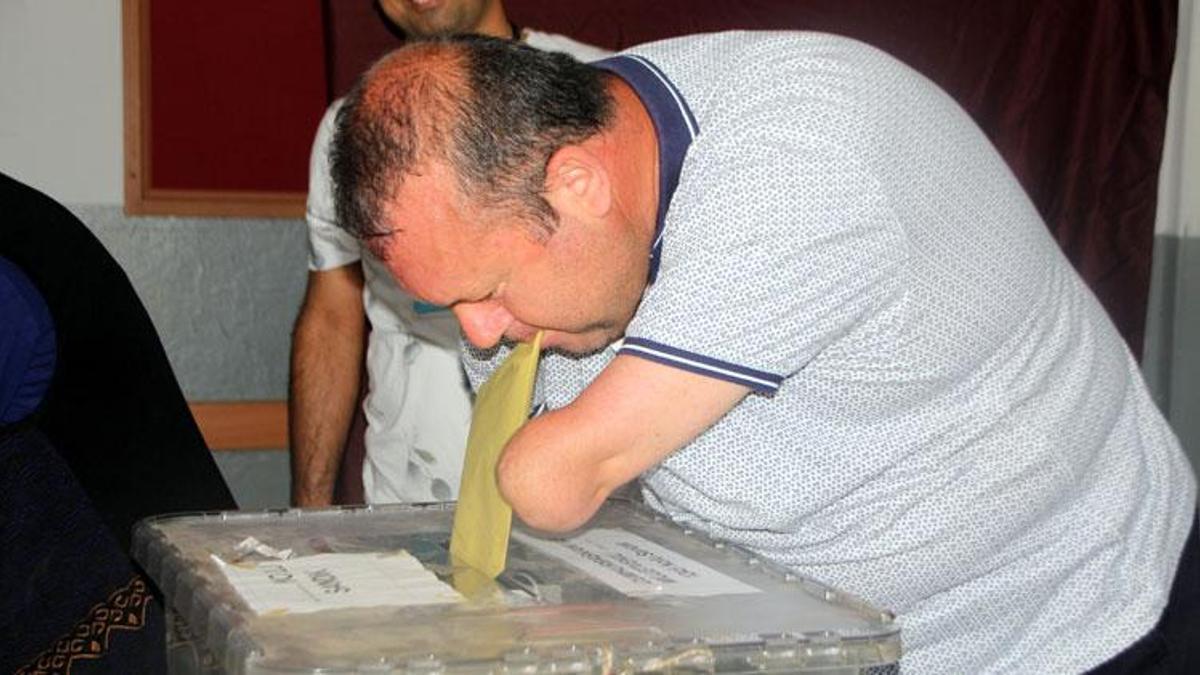 Kolları olmayan engelli oyunu ağzıyla kullandı