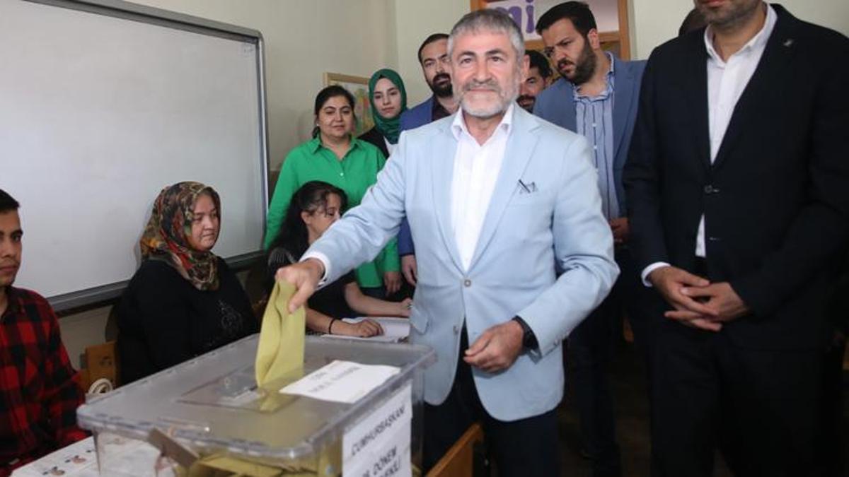 Bakan Nebati aday olduğu Mersin'de oyunu kullandı