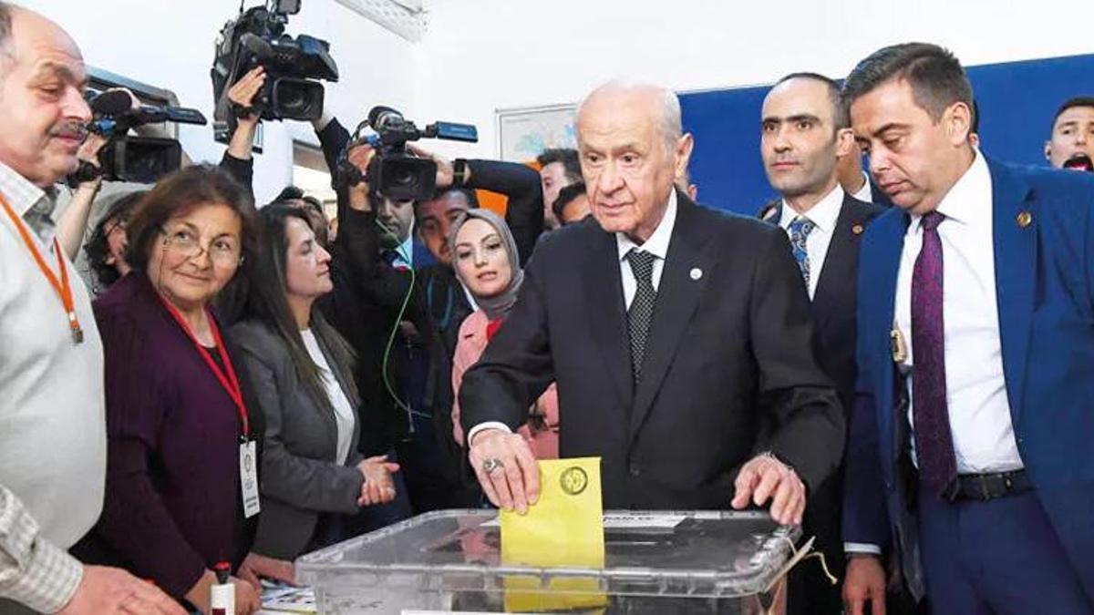 MHP'den büyük sürpriz! 52 milletvekili çıkardı